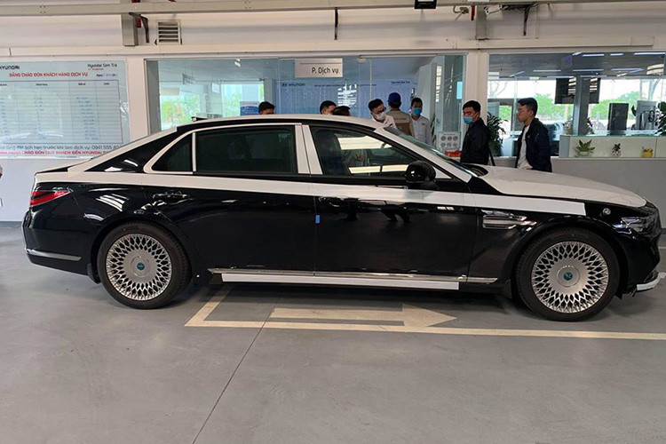 Mẫu xe sang Genesis G90 là sedan cỡ lớn (full-size) đầy tham vọng của thương hiệu Hàn Quốc nhắm vào các đối thủ lâu đời trong phân khúc như: Mercedes-Benz S-Class, BMW 7-Series hay Audi A8... Xe có kích thước dài x rộng x cao vào khoảng 5205 x 1915 x 1495 mm. Chiều dài cơ sở của xe là 3160 mm.