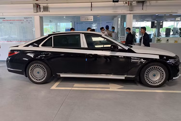 Mẫu xe sang Genesis G90 là sedan cỡ lớn (full-size) đầy tham vọng của thương hiệu Hàn Quốc nhắm vào các đối thủ lâu đời trong phân khúc như: Mercedes-Benz S-Class, BMW 7-Series hay Audi A8... Xe có kích thước dài x rộng x cao vào khoảng 5205 x 1915 x 1495 mm. Chiều dài cơ sở của xe là 3160 mm.