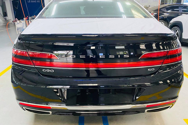 Đi cùng với những thay đổi ở phần đầu xe, khi nhìn từ phía sau cụm đèn hậu G90 mới đã được tái thiết kế kéo dài, phong cách này làm em gợi nhớ đến những mẫu sedan hạng sang từ thương hiệu Lincoln (thương hiệu con của Ford; Mỹ). Nắp cốp có đường cong vút lên trông khá thể thao. Cuối cùng, cụm ống xả kép đã được thay đổi dài và dẹp hơn nhằm tạo sự thẩm mỹ, cân đối hơn cho chiếc sedan khi nhìn từ phía sau.