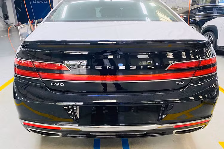 Đi cùng với những thay đổi ở phần đầu xe, khi nhìn từ phía sau cụm đèn hậu G90 mới đã được tái thiết kế kéo dài, phong cách này làm em gợi nhớ đến những mẫu sedan hạng sang từ thương hiệu Lincoln (thương hiệu con của Ford; Mỹ). Nắp cốp có đường cong vút lên trông khá thể thao. Cuối cùng, cụm ống xả kép đã được thay đổi dài và dẹp hơn nhằm tạo sự thẩm mỹ, cân đối hơn cho chiếc sedan khi nhìn từ phía sau.