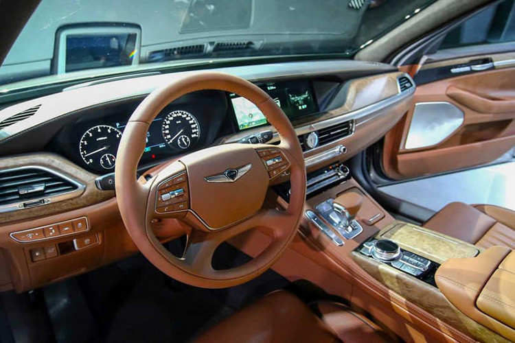 Nội thất của G90 mới giữ lại phong cách thiết kế trước đó nhưng đơn giản hóa bảng điều khiển, thiết kế lại các khe gió và hiệu chỉnh lại hệ thống điều hướng thông tin giải trí. Màn hình 12,3 inch được chia thành hai phần với giao diện màu đồng là điểm nhấn.