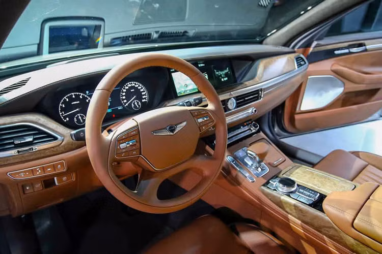 Nội thất của G90 mới giữ lại phong cách thiết kế trước đó nhưng đơn giản hóa bảng điều khiển, thiết kế lại các khe gió và hiệu chỉnh lại hệ thống điều hướng thông tin giải trí. Màn hình 12,3 inch được chia thành hai phần với giao diện màu đồng là điểm nhấn.