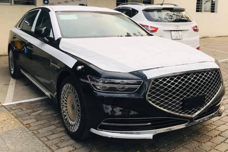 Động cơ kết hợp với hộp số tự động 8 cấp SHIFTRONIC với 2 tùy chọn hệ dẫn động cầu sau (RWD) hoặc bốn bánh bánh (H-TRAC). Theo một số nguồn tin, giá xe Genesis G90 2021 nhập khẩu đầu tiên về Việt Nam này vào khoảng 3,5 tỷ đồng.