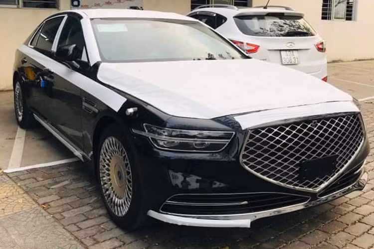 Động cơ kết hợp với hộp số tự động 8 cấp SHIFTRONIC với 2 tùy chọn hệ dẫn động cầu sau (RWD) hoặc bốn bánh bánh (H-TRAC). Theo một số nguồn tin, giá xe Genesis G90 2021 nhập khẩu đầu tiên về Việt Nam này vào khoảng 3,5 tỷ đồng.