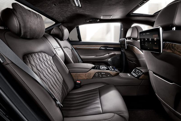 Màn hình cảm ứng giờ đây đã hỗ trợ ứng dụng Apple CarPlay và Android Auto, đồng thời có tính năng phóng to và thu nhỏ. Cập nhật hệ thống ôtô thông qua giao thức OTA. Ngoài ra, những chiếc xe Genesisi thế hệ mới, hãng xe Hàn cũng đã phát triển hệ thống Khử tiếng ồn chủ động.