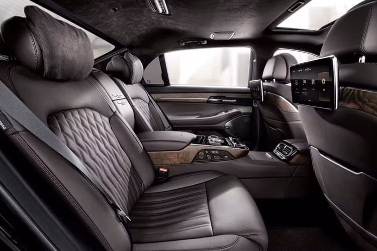 Màn hình cảm ứng giờ đây đã hỗ trợ ứng dụng Apple CarPlay và Android Auto, đồng thời có tính năng phóng to và thu nhỏ. Cập nhật hệ thống ôtô thông qua giao thức OTA. Ngoài ra, những chiếc xe Genesisi thế hệ mới, hãng xe Hàn cũng đã phát triển hệ thống Khử tiếng ồn chủ động.