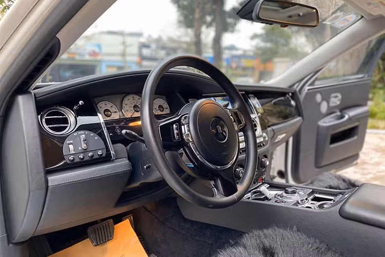 Bên cạnh ngoại thất, bên trong chiếc xe sang dùng 10 năm tuổi này vẫn được chủ nhân giữ gìn khá tốt. Ghế da trên xe, nhất là vị trí ghế lái vẫn được giữ gìn khá tốt. Các chi tiết khác như da bọc trần, cánh cửa và gỗ vẫn còn mới so với nhiều chiếc khác đang được chào bàn trên thị trường.