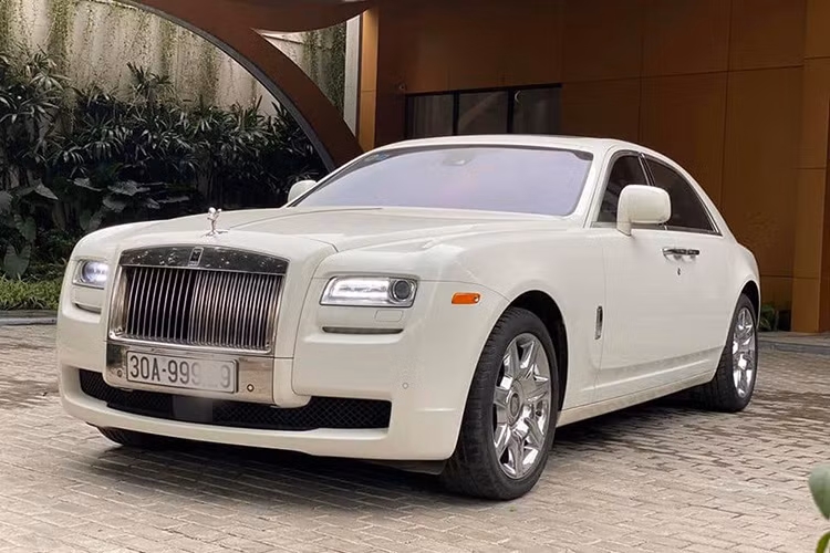 Mẫu xe siêu sang Rolls-Royce Ghost được định vị dưới "đàn anh" Phantom nên được đánh giá là khá phù hợp với các doanh nhân trẻ tuổi thành đạt. Tại thị trường Việt Nam, số lượng dòng xe này có không dưới 50 chiếc được đưa về nước với đầy đủ các thế hệ khách nhay cũng như một số phiên bản đặc biệt.
