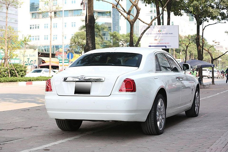 Roll-Royce Ghost sở hữu khối động cơ 6,6 lít V12 tăng áp, công suất 563 mã lực và mô-men xoắn 780 Nm ở ngay vòng tua máy 1.500 vòng/phút. Xe có khả năng tăng tốc từ 0 lên 100 km/h trong 4.9 giây, vận tốc tối đa 249 km/h. Trang bị an toàn theo xe gồm: kiểm soát hành trình, điều khiển bằng giọng nói, cảm biến đổ sau, hỗ trợ phanh khẩn cấp, ổn định điều khiển lực kéo, cân bằng điện tử ESP, 10 túi khí...