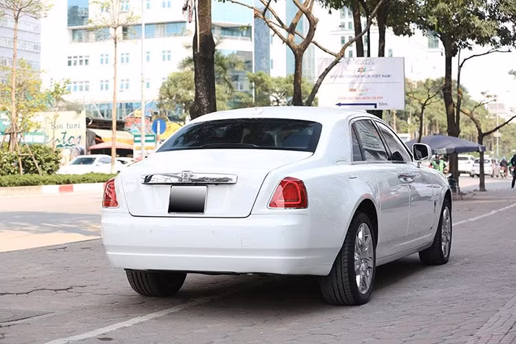 Roll-Royce Ghost sở hữu khối động cơ 6,6 lít V12 tăng áp, công suất 563 mã lực và mô-men xoắn 780 Nm ở ngay vòng tua máy 1.500 vòng/phút. Xe có khả năng tăng tốc từ 0 lên 100 km/h trong 4.9 giây, vận tốc tối đa 249 km/h. Trang bị an toàn theo xe gồm: kiểm soát hành trình, điều khiển bằng giọng nói, cảm biến đổ sau, hỗ trợ phanh khẩn cấp, ổn định điều khiển lực kéo, cân bằng điện tử ESP, 10 túi khí...