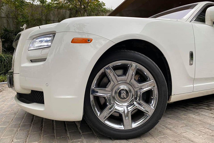 Xe sở hữu cụm đèn phe LED dạng hình chữ nhật lớn nằm ngang đặc trưng của hãng, bóng đèn dạng gương cầu lồi với đường viền là dải đèn led tinh tế. Một số chi tiết thân xe được mạ crom sang trọng, mâm xe hợp kim với các chấu mâm được mạ sáng bóng cùng logo RR khá ấn tượng.