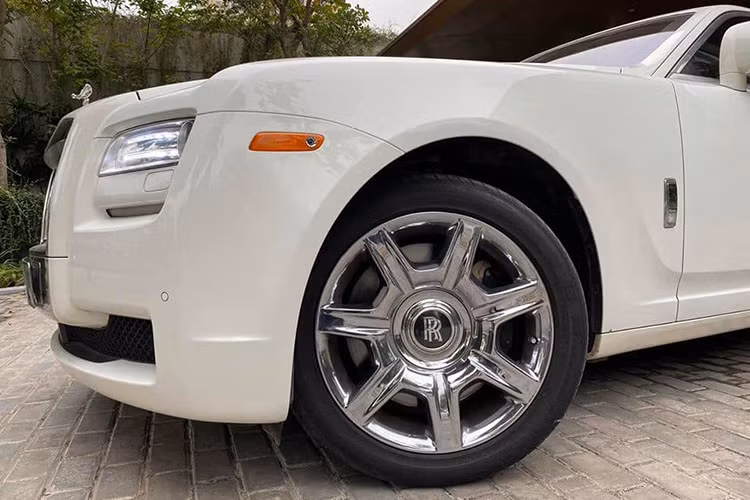 Xe sở hữu cụm đèn phe LED dạng hình chữ nhật lớn nằm ngang đặc trưng của hãng, bóng đèn dạng gương cầu lồi với đường viền là dải đèn led tinh tế. Một số chi tiết thân xe được mạ crom sang trọng, mâm xe hợp kim với các chấu mâm được mạ sáng bóng cùng logo RR khá ấn tượng.