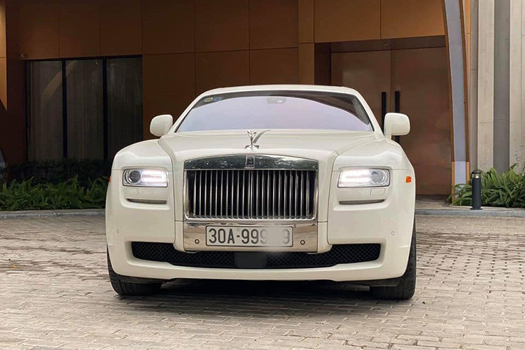 Phiên bản Rolls-Royce Ghost Series I đang được rao bán tại Hà Nội mang màu sơn kem trắng. Kích thước dài, rộng, cao lần lượt là 5.399 x 1.948 x 1.550 mm. Trục cơ sở xe ở mức 3.295 mm. Trọng lượng của mẫu sedan siêu sang khoảng 2.500 kg, tỷ lệ phân bổ trọng lượng trước-sau 51/49.
