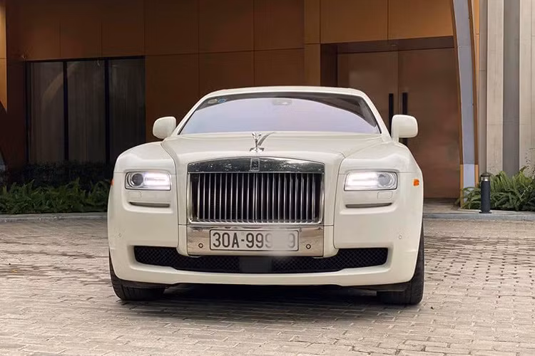 Phiên bản Rolls-Royce Ghost Series I đang được rao bán tại Hà Nội mang màu sơn kem trắng. Kích thước dài, rộng, cao lần lượt là 5.399 x 1.948 x 1.550 mm. Trục cơ sở xe ở mức 3.295 mm. Trọng lượng của mẫu sedan siêu sang khoảng 2.500 kg, tỷ lệ phân bổ trọng lượng trước-sau 51/49.