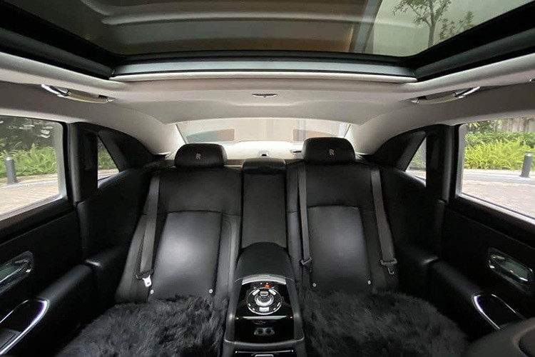 Đặc biệt, hệ thống ghế ngồi bên trong Rolls-Royce Ghost còn được sắp xếp theo “cấu hình rạp hát” sao cho mọi hoạt động vốn không ảnh hưởng đến người lái có thể được điều chỉnh từ ghế sau. Tất cả hoạt động đều được hiển thị trên hai màn hình LCD 9,2 inch đặt trên mặt sau của ghế trước...