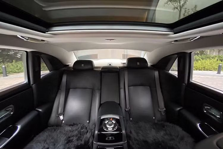 Đặc biệt, hệ thống ghế ngồi bên trong Rolls-Royce Ghost còn được sắp xếp theo “cấu hình rạp hát” sao cho mọi hoạt động vốn không ảnh hưởng đến người lái có thể được điều chỉnh từ ghế sau. Tất cả hoạt động đều được hiển thị trên hai màn hình LCD 9,2 inch đặt trên mặt sau của ghế trước...