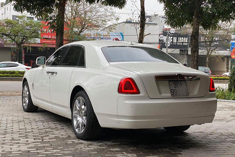 Rolls-Royce Ghost mang đến sự sang trọng bậc nhất dành cho khách hàng với phần đầu xe là lưới tản nhiệt dạng lớn với các thanh ngang đứng, mạ crôm sáng bóng, biểu tượng "goá phụ bay" được chế tác thủ công tinh xảo, gắn ở đầu đỉnh nắp ca-pô. Cản trước của xe cũng nổi bật với bộ lưới với các khe hút gió nhỏ dạng kim cương đan chéo đẹp mắt.