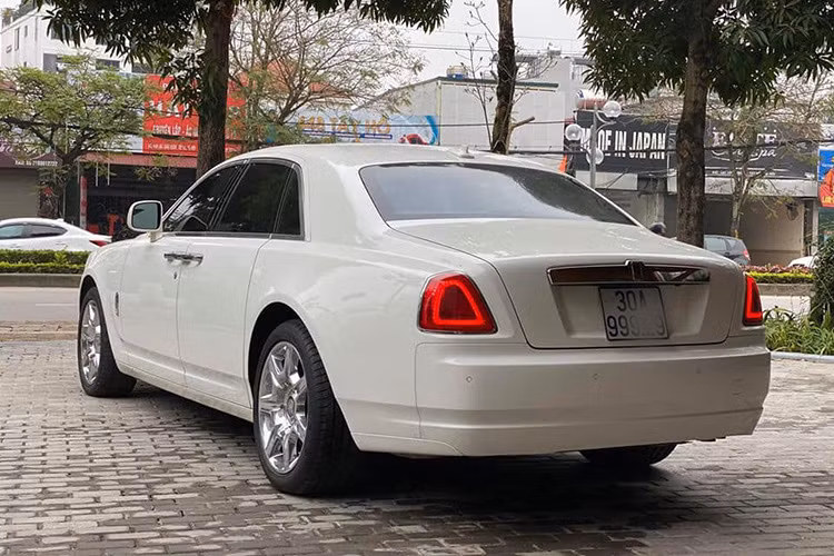 Rolls-Royce Ghost mang đến sự sang trọng bậc nhất dành cho khách hàng với phần đầu xe là lưới tản nhiệt dạng lớn với các thanh ngang đứng, mạ crôm sáng bóng, biểu tượng "goá phụ bay" được chế tác thủ công tinh xảo, gắn ở đầu đỉnh nắp ca-pô. Cản trước của xe cũng nổi bật với bộ lưới với các khe hút gió nhỏ dạng kim cương đan chéo đẹp mắt.