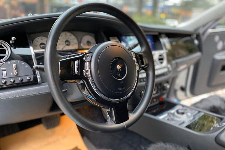 Nội thất của xe nổi bật nhờ thiết kế với những chất liệu sang trọng và những tính năng hiện đại được đi kèm. Có thể kể đến hệ thống đèn mờ trang nhã, tay nắm cửa mạ sáng, lỗ thông hơi hình nhãn cầu, hệ thống âm thanh hàng đầu 600W được truyền tải qua bộ âm ly 10 kênh và 16 loa trong đó có hai loa trầm đặt trên sàn...