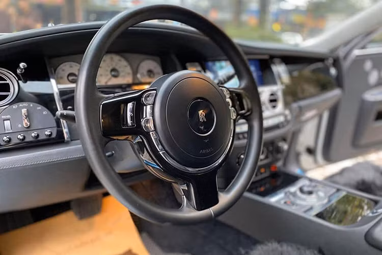 Nội thất của xe nổi bật nhờ thiết kế với những chất liệu sang trọng và những tính năng hiện đại được đi kèm. Có thể kể đến hệ thống đèn mờ trang nhã, tay nắm cửa mạ sáng, lỗ thông hơi hình nhãn cầu, hệ thống âm thanh hàng đầu 600W được truyền tải qua bộ âm ly 10 kênh và 16 loa trong đó có hai loa trầm đặt trên sàn...