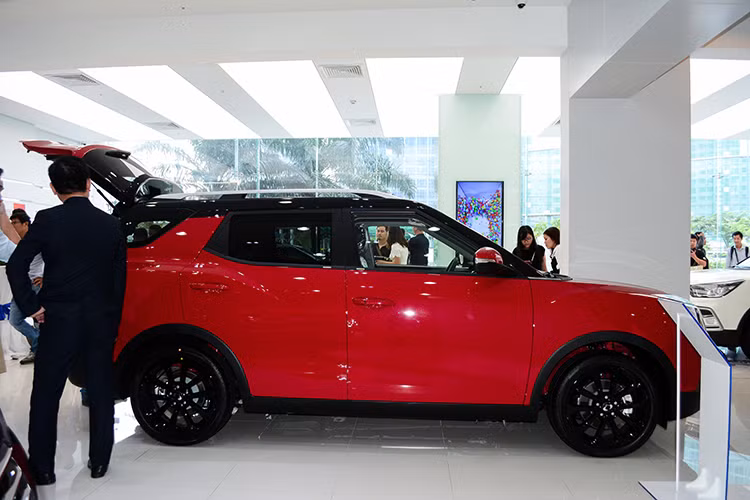 XLV mới được xem là phiên bản kéo dài của mẫu crossover cỡ nhỏ quen thuộc với người dùng Việt trong hơn 1 năm qua - đó là mẫu SsangYong Tivoli. Xe sở hữu kích thước tổng thể bao gồm chiều dài 4.440 mm, rộng 1.798 mm và cao 1.605 mm. Chiều dài cơ sở của xe 1.555 mm.