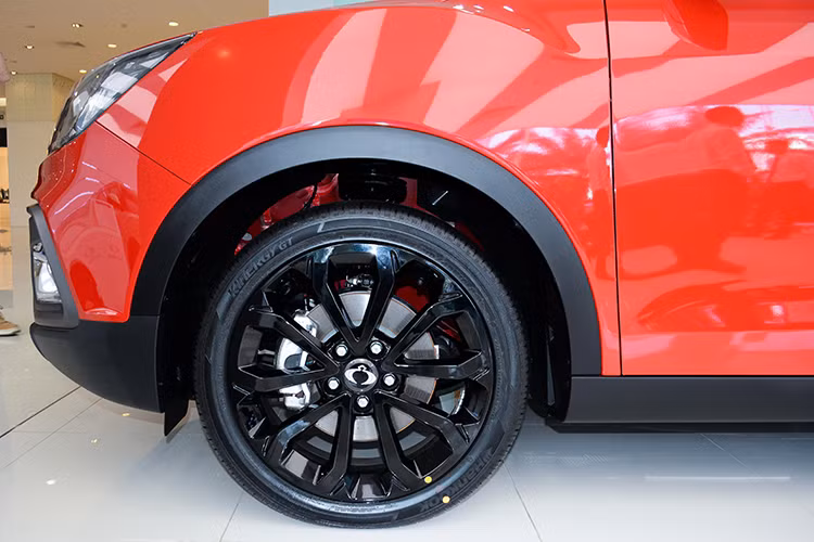 Ngoài ra, Ssangyong còn trang bị cho XLV một đèn báo nằm bên dưới cản sau để tăng độ an toàn khi di chuyển trong đêm. mâm xe 18" được sơn tĩnh điện màu đen bóng với các nan dạng cánh hoa, cỡ lốp 215/45. Phanh xe là loại đĩa trên cả bốn bánh tích hợp tính năng chống bó cứng ABS, hỗ trợ phanh khẩn cấp BA và phân phối lực phanh điện tử EBD.