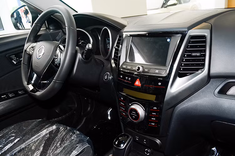 Bên trong nội thất của mẫu xe này được hãng xe Ssangyong bọc da với duy nhất tông màu đen. Ghế ngồi được tạo vân ở bề mặt nhằm tối ưu sự thoải mái và thể thao cho người ngồi. Về tổng thể, nội thất của xe sở hữu nét thiết kế trang nhã, sang trọng đi kèm những trang thiết bị hiện đại.