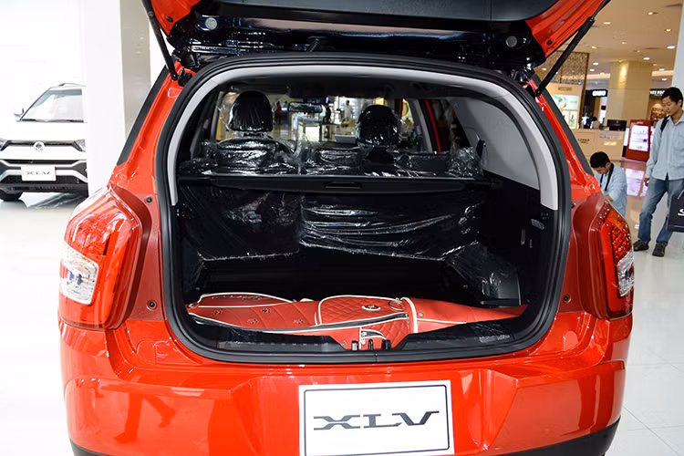 Chiều dài tổng thể của mẫu xe SsangYong XLV so với "người anh em" Tivoli của mình cũng đã tăng đến 238 mm, chính vì vậy giúp nội thất của xe rộng rãi và thể tích khoang hành lý của xe đạt ở mức 720 lít, khá đầy đủ cho những chuyến đi xa với cả 5 người cùng hành lý.