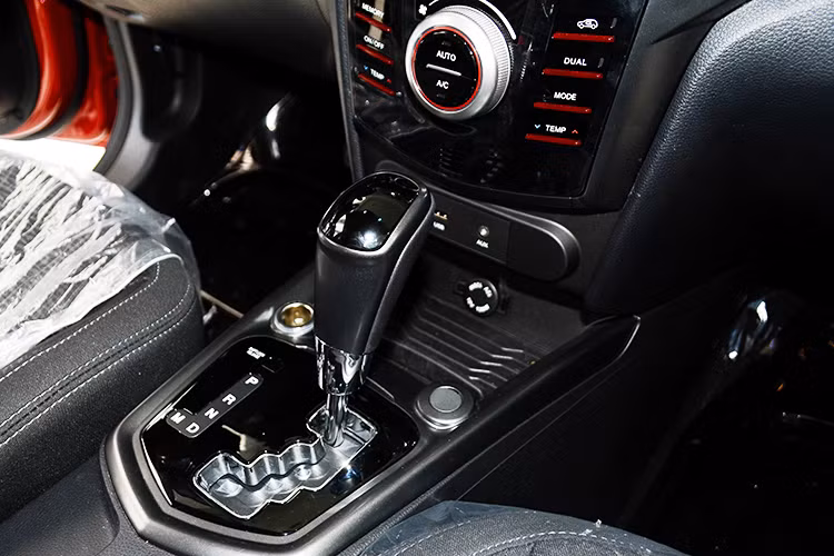 Tuy nhiên các ghế trên xe đều chỉnh cơ mà không được trang bị hệ thống chỉnh điện. Trang bị an toàn khá đầy đủ gồm: túi khí, dây đai an toàn tự căng, phanh ABS và đĩa phanh ở 4 bánh… hệ thống phân bổ lực phanh điện tử, hệ thống treo chống trượt và chống lật, cân bằng điện tử.