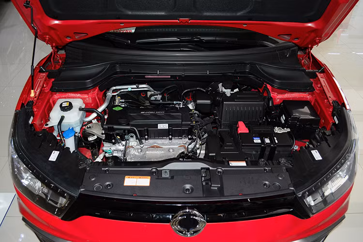 SsangYong XLV vẫn sử dụng động cơ xăng 4 xy-lanh, dung tích 1,6 lít với công suất tối đa 128 mã lực tại vòng tua máy 6.000 vòng/phút và mô-men xoắn cực đại 160 Nm tại vòng tua máy 4.600 vòng/phút. Động cơ kết hợp với hộp số tự động 6 cấp và được đánh giá là khá tiết kiệm nhiên liệu.