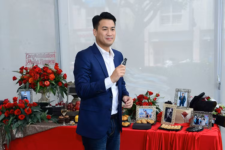 Ngoài chiếc xe siêu sang Mercedes-Maybach S400 4Matic, em chồng của Hà Tăng còn mua thêm 1 chiếc Mercedes-Benz S500 mui trần. Tổng giá trị cho bộ đôi này vào khoảng hơn 17 tỷ đồng. Trong đó, chiếc Mercedes-Maybach S400 4Matic hiện có giá bán chính hãng 6,9 tỷ đồng còn Mercedes-Benz S500 mui trần có giá bán 10,8 tỷ đồng.