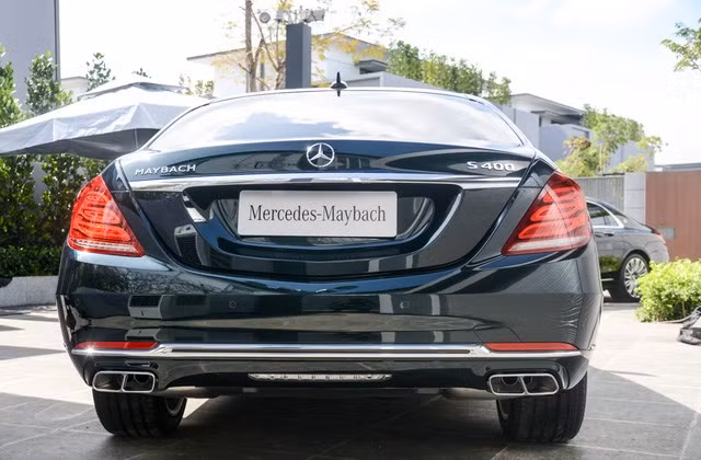 Khác biệt với Mercedes Maybach S600 và S500, Mercedes-Maybach S 400 4MATIC sở hữu loại mâm xe 19 inch đa chấu đơn đa chấu đơn. Mercedes còn trang bị tính năng Curve Dynamic Assist giúp tránh hiện tượng thiếu lái khi vào cua ở tốc độ cao, Crosswind Assist hỗ trợ người lái điều khiển khi có lực gió mạnh thổi ngang thân xe.