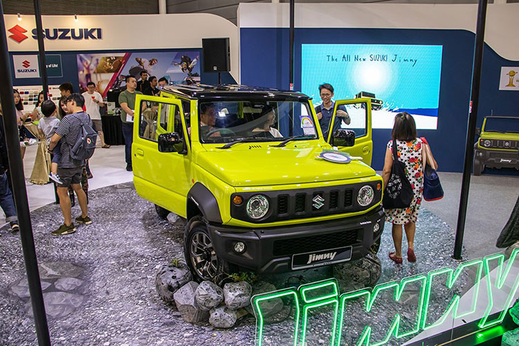 Khi mua Suzuki Jimny 2019, khách hàng Singapore có thể chọn 1 trong 8 tùy chọn màu sơn ngoại thất. Nếu muốn mua Suzuki Jimny 2019 với nóc sơn màu tương phản với thân xe, khách hàng sẽ phải chi thêm số tiền 1.000 SGD (khoảng 17 triệu đồng). Theo một số tin đồn, Suzuki Jimny 2019 cũng sẽ được đưa về Việt Nam trong tương lai.