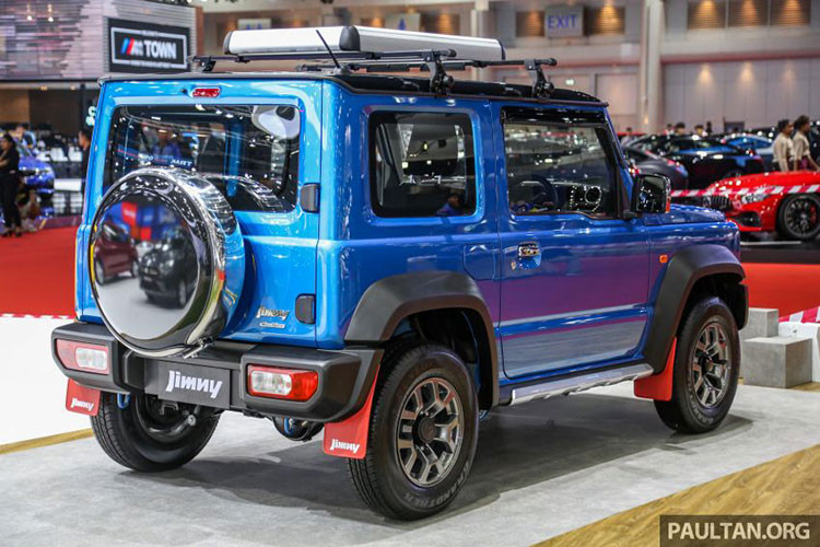 Về thiết kế, Suzuki Jimny 2019 tại Singapore có thiết kế giống với xe ở thị trường Philippines cũng như châu Âu. Những trang bị ngoại thất đáng chú ý của Suzuki Jimny 2019 mới bao gồm lưới tản nhiệt màu đen với thiết kế dạng tổ ong khá bắt mắt.