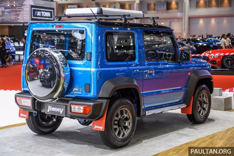 Về thiết kế, Suzuki Jimny 2019 tại Singapore có thiết kế giống với xe ở thị trường Philippines cũng như châu Âu. Những trang bị ngoại thất đáng chú ý của Suzuki Jimny 2019 mới bao gồm lưới tản nhiệt màu đen với thiết kế dạng tổ ong khá bắt mắt.