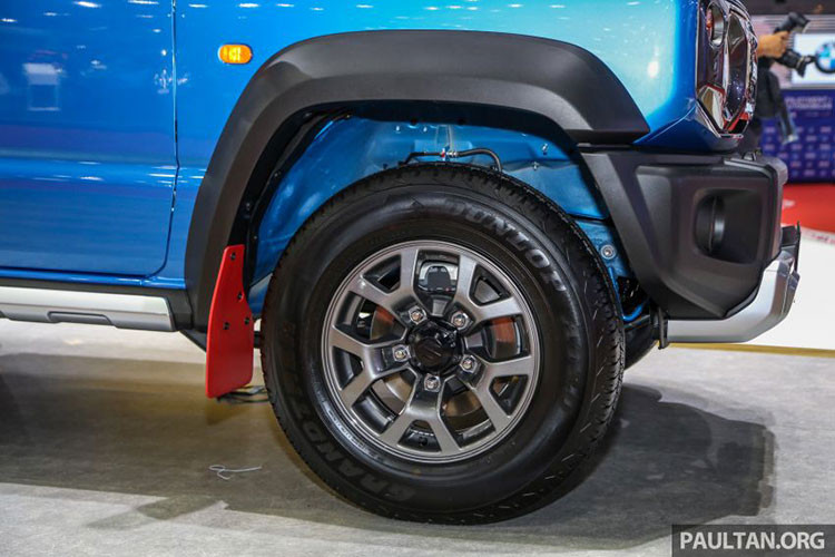 Phần đuôi phía sau được trang bị đèn báo hạ thấp tận phía cản, một bánh xe dự phòng gắn trên nắp ca-pô sau. Gương chiếu hậu xe được sơn màu đen, tay nắm cửa bằng kim loại sáng. Vành xe dang hợp kim 15 inch thiết kế đa châu, đi kèm là lốp có kích cỡ 195/80.