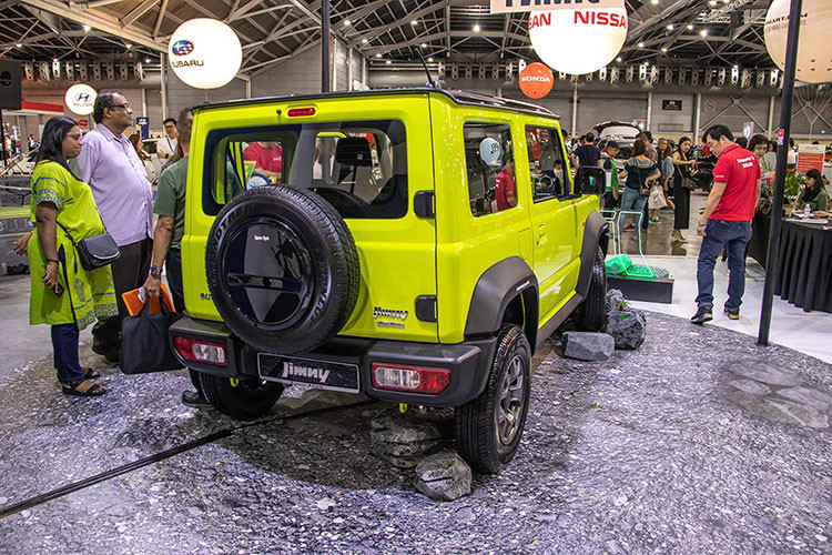 Giá xe Suzuki Jimny 2019 tại Singapore khởi điểm lên đến 114.100 SGD (khoảng 1,95 tỷ đồng). Như vậy, so với xe ở Singapore, Suzuki Jimny 2019 tại thị trường Thái Lan vẫn chưa thể nói là đắt. Trước đó, mẫu SUV này từng khiến nhiều người ngạc nhiên khi có giá khởi điểm 1,55 triệu Baht (khoảng 1,13 tỷ đồng) tại Thái Lan.