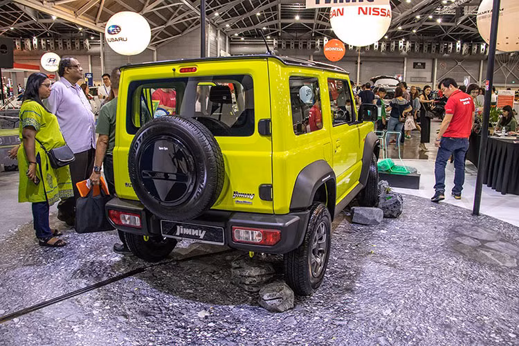 Giá xe Suzuki Jimny 2019 tại Singapore khởi điểm lên đến 114.100 SGD (khoảng 1,95 tỷ đồng). Như vậy, so với xe ở Singapore, Suzuki Jimny 2019 tại thị trường Thái Lan vẫn chưa thể nói là đắt. Trước đó, mẫu SUV này từng khiến nhiều người ngạc nhiên khi có giá khởi điểm 1,55 triệu Baht (khoảng 1,13 tỷ đồng) tại Thái Lan.