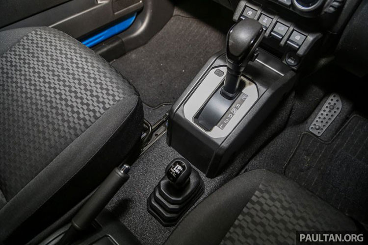 Sức mạnh được truyền tới cả 4 bánh thông qua hộp số tự động 4 cấp. Ngoài ra, hệ dẫn động 4 bánh AllGrip Pro của mẫu SUV này còn có chế độ gài cầu nhanh và chậm. Được phát triển dựa trên bộ khung hình thang, Suzuki Jimny 2019 sử dụng trục cứng 3 liên kết với lò xo trụ phía trước và sau, mang đến khả năng off-road tốt hơn.