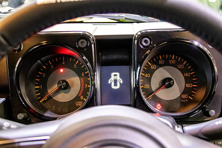 Tại thị trường Singapore, Suzuki Jimny 2019 chỉ có duy nhất một phiên bản, sử dụng động cơ xăng 4 xi-lanh, hút khí tự nhiên, dung tích 1,5 lít, sản sinh công suất tối đa 100 mã lực tại tua máy 6.000 vòng/phút và mô-men xoắn cực đại 130 Nm tại tua máy 4.000 vòng/phút.