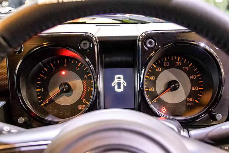 Tại thị trường Singapore, Suzuki Jimny 2019 chỉ có duy nhất một phiên bản, sử dụng động cơ xăng 4 xi-lanh, hút khí tự nhiên, dung tích 1,5 lít, sản sinh công suất tối đa 100 mã lực tại tua máy 6.000 vòng/phút và mô-men xoắn cực đại 130 Nm tại tua máy 4.000 vòng/phút.