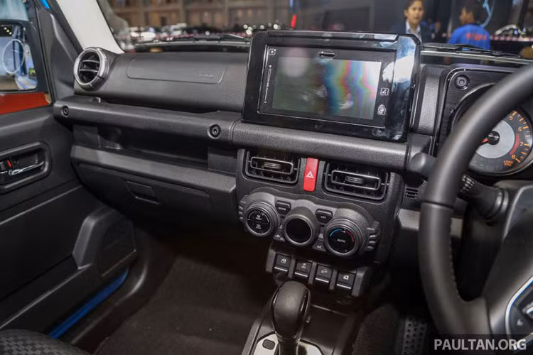 Xe được trang bị hệ thống thông tin giải trí với màn hình cảm ứng 7 inch, hỗ trợ Apple CarPlay/Android Auto, hệ thống định vị, hệ thống kết nối Bluetooth, cổng USB và 2 loa... Những tính năng an toàn của xe gồm có hệ thống chống bó cứng phanh ABS, phân bổ lực phanh điện tử EBD, trợ lực phanh BA, cân bằng điện tử EBD, kiểm soát lực kéo TCS, hỗ trợ khởi hành ngang dốc, hỗ trợ đổ đèo và 2 túi khí trước.