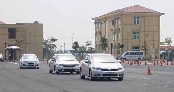 Chuyen gia Nhat dao tao ky nang lai xe an toan cho CSGT