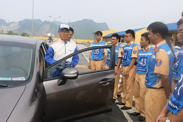 Chuyen gia Nhat dao tao ky nang lai xe an toan cho CSGT-Hinh-2