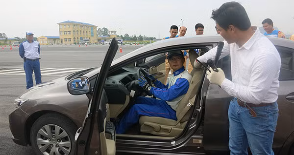 Chuyen gia Nhat dao tao ky nang lai xe an toan cho CSGT-Hinh-3