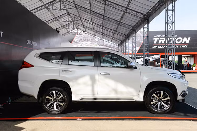 Mitsusbishi Pajero Sport bản số sàn D 4×2 MT có kích thước dài x rộng x cao của xe lần lượt là 4.785 x 1.815 x 1.805mm, trục cơ sở 2.800mm, khoảng sáng gầm xe 218mm. Phiên bản số sàn của Pajero Sport nặng 1.910kg, nhẹ hơn 30kg so với bản máy dầu số tự động.