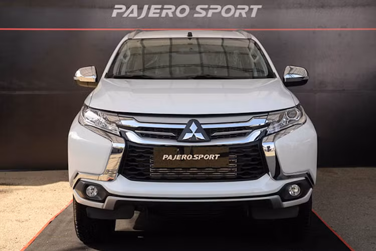 Thiết kế ngoại hình của Pajero Sport D 4×2 MT không có nhiều khác biệt so với các phiên bản khác. Đèn pha sử dụng bóng halogen, không chức năng chiếu sáng tự động, không đèn ban ngày. Gương chiếu hậu chỉnh điện tích hợp báo rẽ, mâm xe hợp kim 18 inch giống bản cao cấp nhất.