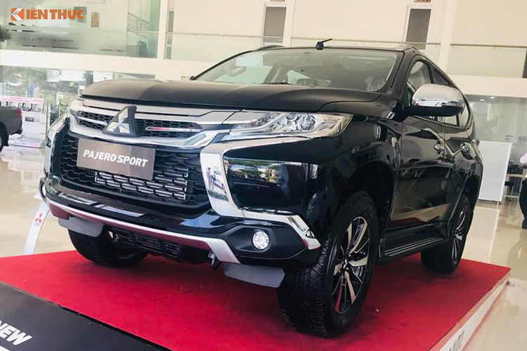Giá xe Mitsubishi Pajero Sport D 4×2 MT mới hiện có được bán từ 980,5 triệu đồng tại Việt Nam, rẻ hơn so với "đối thủ" Toyota Fortuner 4×2 MT giá 1,026 tỷ đồng nhưng được trang bị tính năng tương đương.