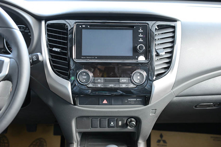 Đây cũng là phiên bản Pajero Sport duy nhất không trang bị phanh tay điện tử. Hệ thống điều hòa tự động một vùng, dàn âm thanh 6 loa. Hệ thống thông tin giải trí gồm màn hình cảm ứng kết nối Apple CarPlay và Android Auto.