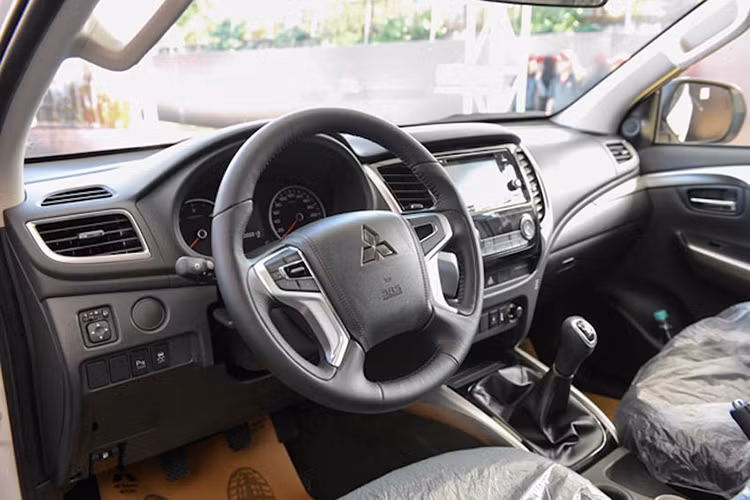 Nội thất trang bị nhiều tính năng đã được cắt bớt để giảm giá bán, ghế được bọc nỉ. Xe không có chìa khóa thông minh và khởi động bằng nút bấm. Lẫy chuyển số trên vô-lăng và tính năng cruise control cũng bị cắt bỏ.